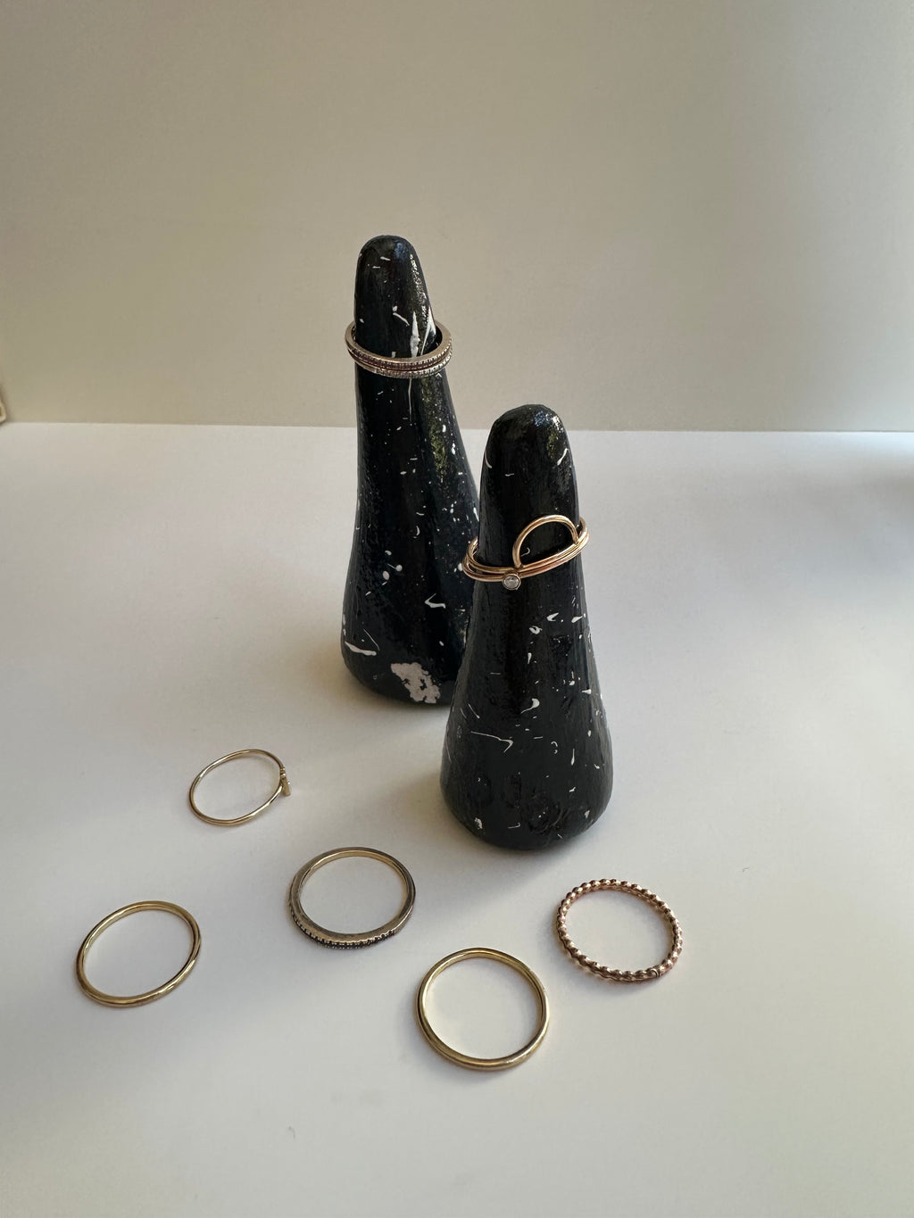Speckled ring holder