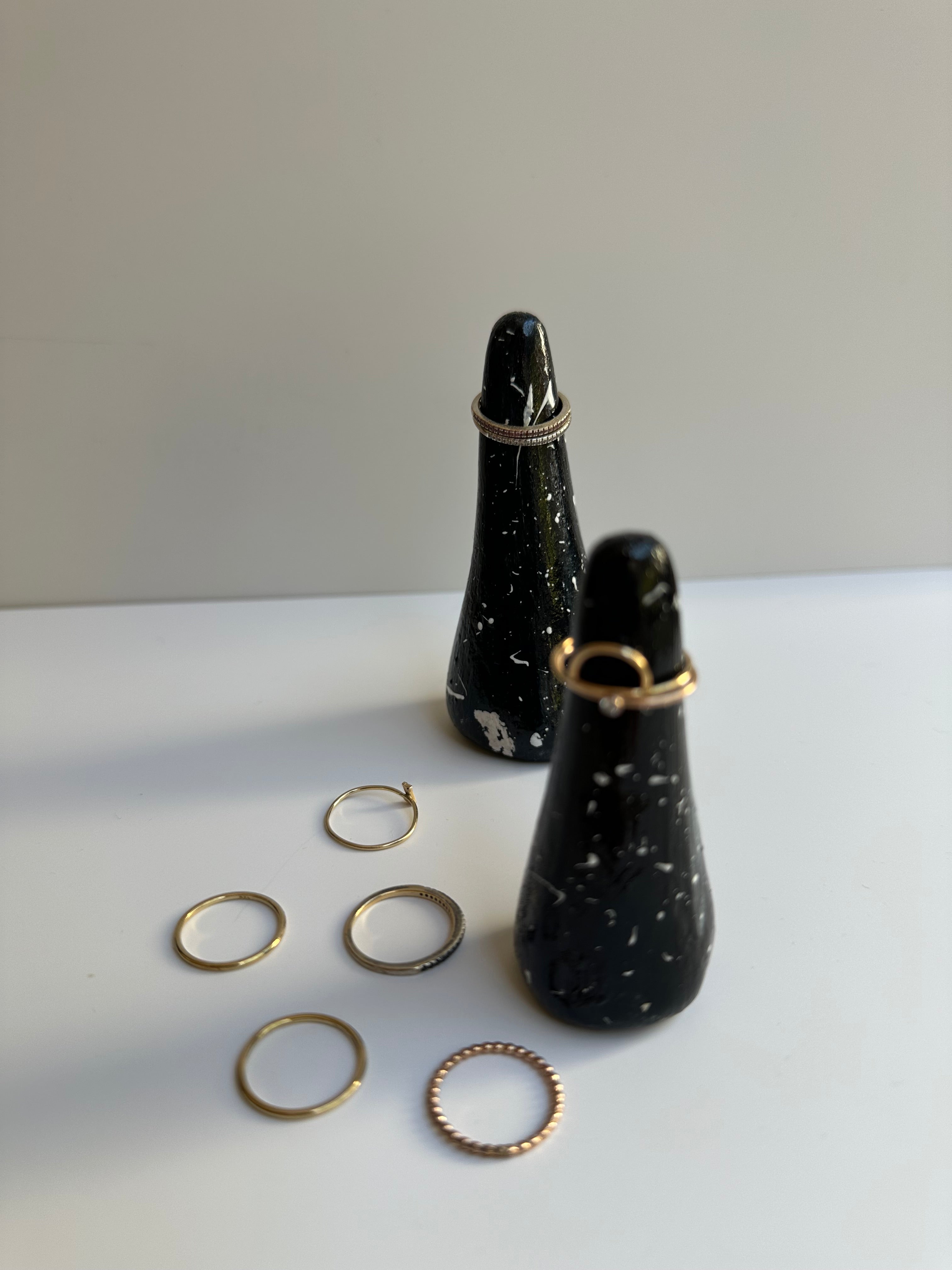 Speckled ring holder
