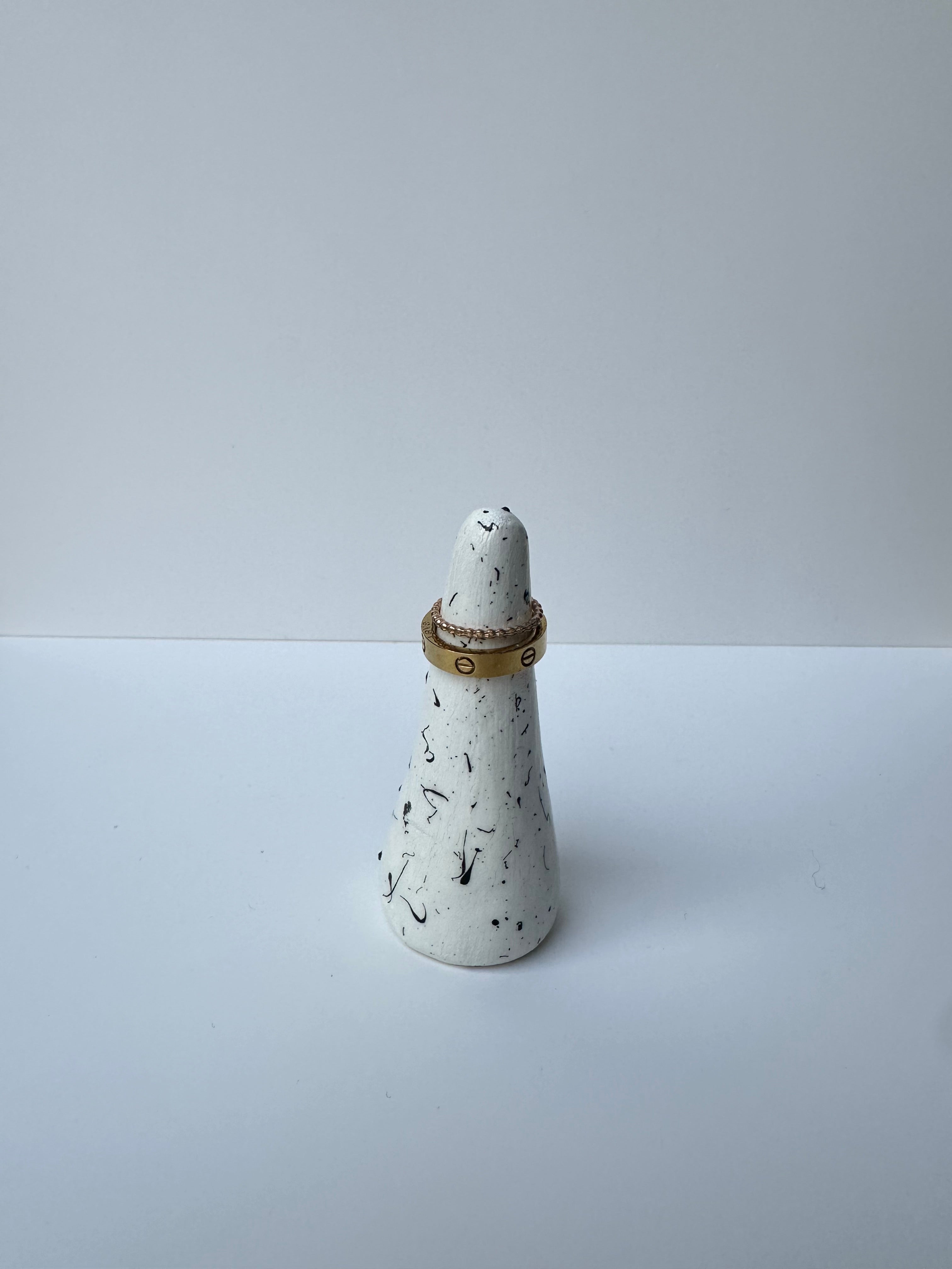 Speckled ring holder
